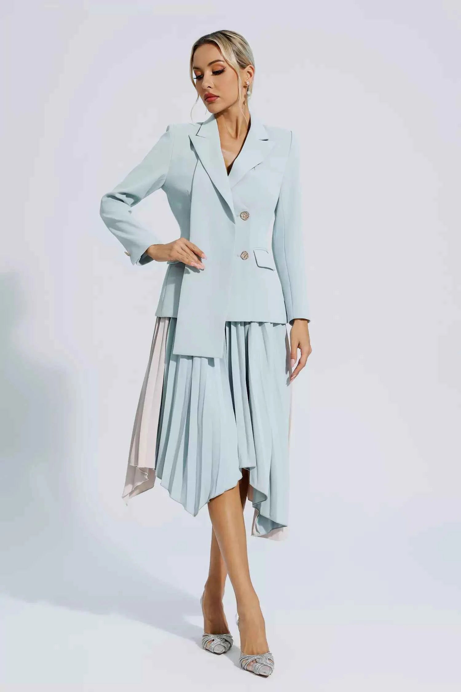 Vestido Blazer Midi Azul Serenity com Saia Plissada Assimétrica e Botões Dourados – Blaire - VIEUX OFICIAL