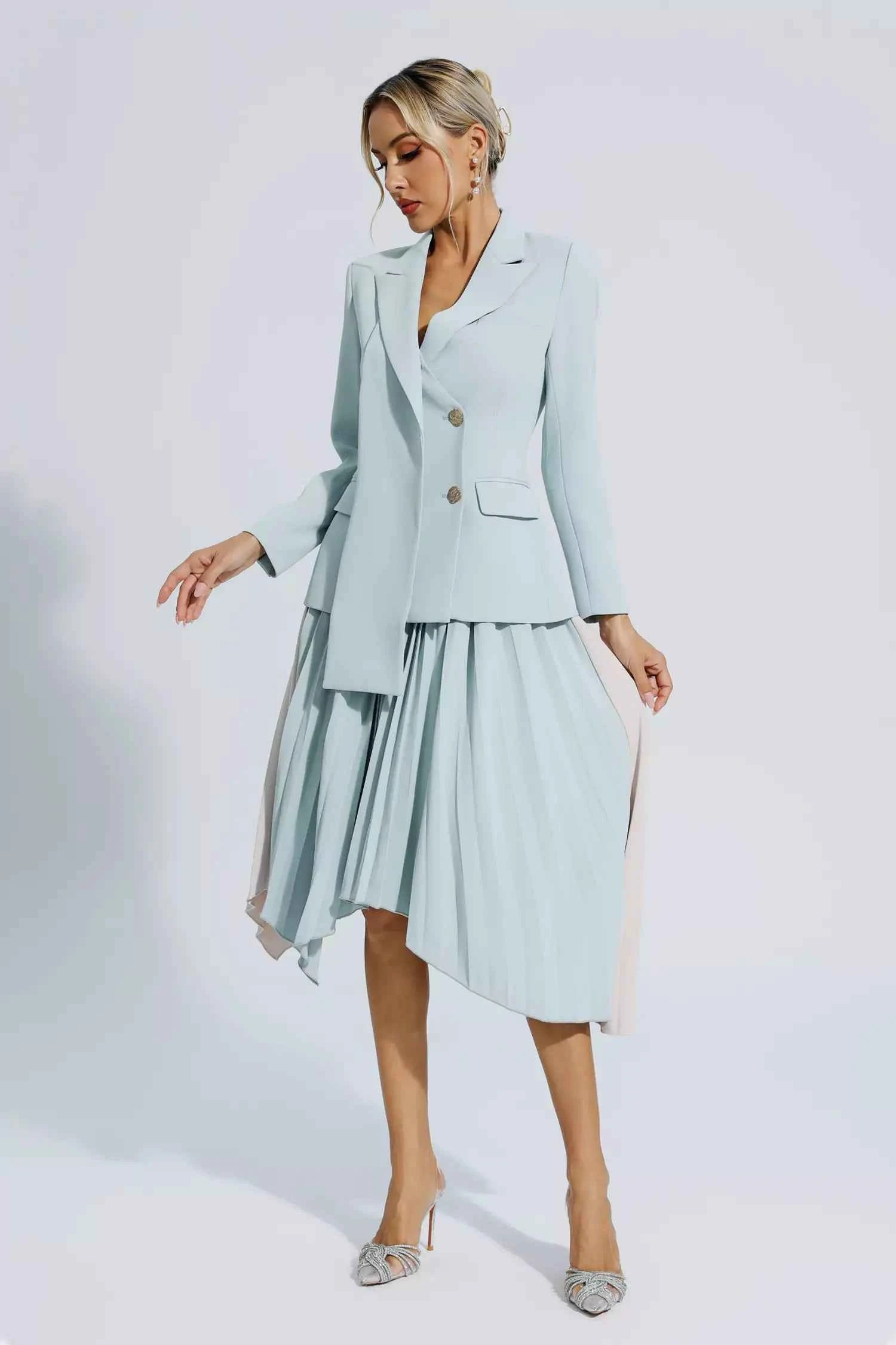 Vestido Blazer Midi Azul Serenity com Saia Plissada Assimétrica e Botões Dourados – Blaire VIEUX OFICIAL