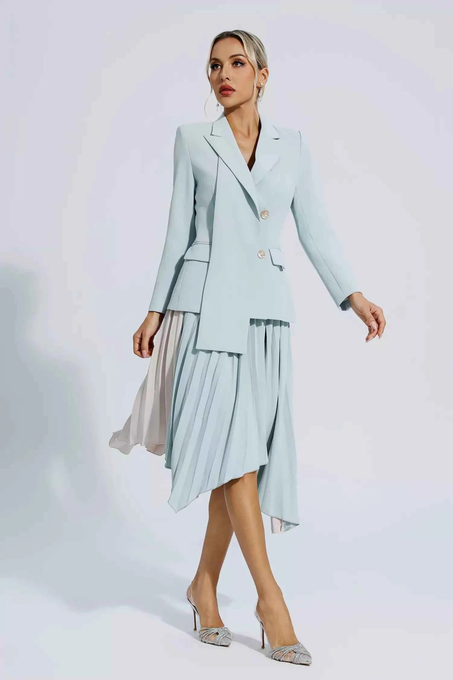 Vestido Blazer Midi Azul Serenity com Saia Plissada Assimétrica e Botões Dourados – Blaire VIEUX OFICIAL