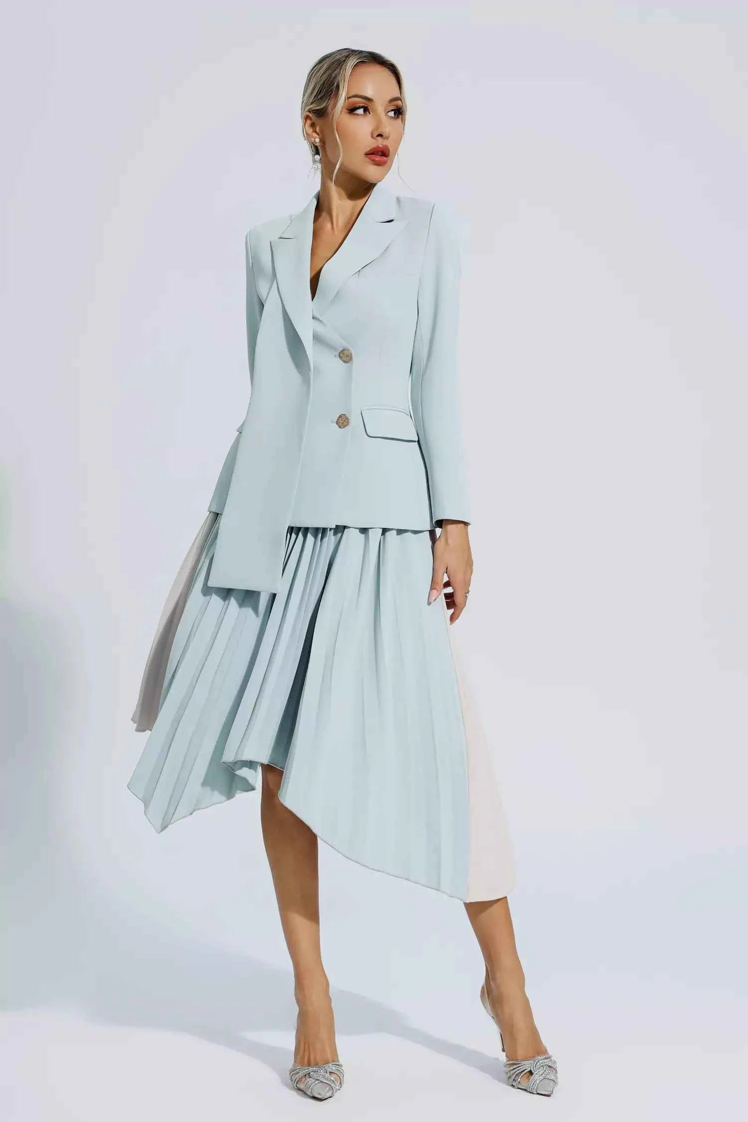 Vestido Blazer Midi Azul Serenity com Saia Plissada Assimétrica e Botões Dourados – Blaire VIEUX OFICIAL