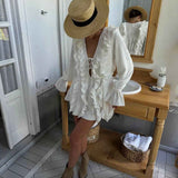 Vestido Curto Branco com Babados, Manga Sino e Decote de Amarração – March VIEUX OFICIAL