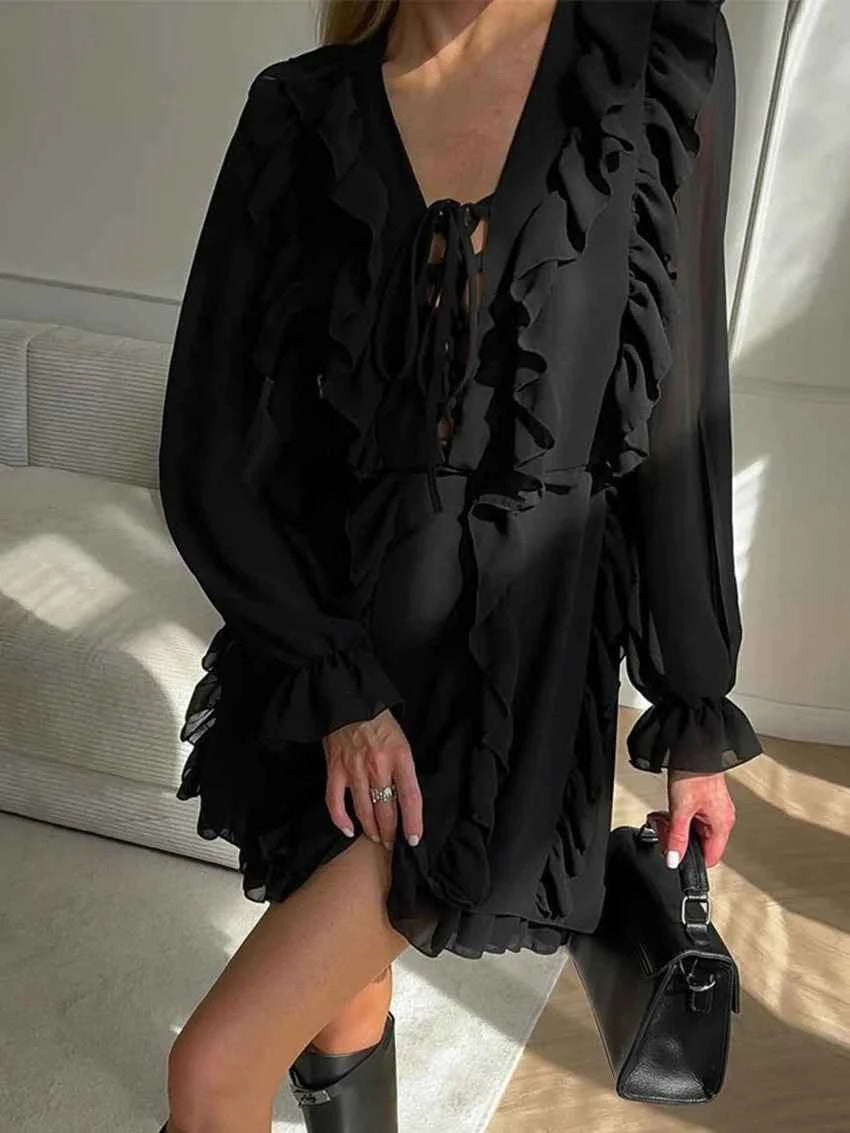 Vestido Curto Branco com Babados, Manga Sino e Decote de Amarração – March VIEUX OFICIAL