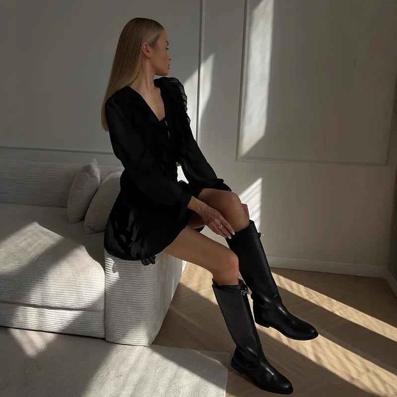 Vestido Curto Branco com Babados, Manga Sino e Decote de Amarração – March VIEUX OFICIAL