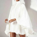 Vestido Curto Branco com Gola Alta e Mangas Capa Volumosas – Amis VIEUX OFICIAL