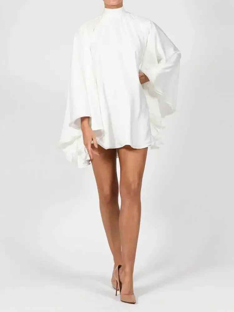 Vestido Curto Branco com Gola Alta e Mangas Capa Volumosas – Amis VIEUX OFICIAL