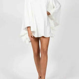 Vestido Curto Branco com Gola Alta e Mangas Capa Volumosas – Amis VIEUX OFICIAL