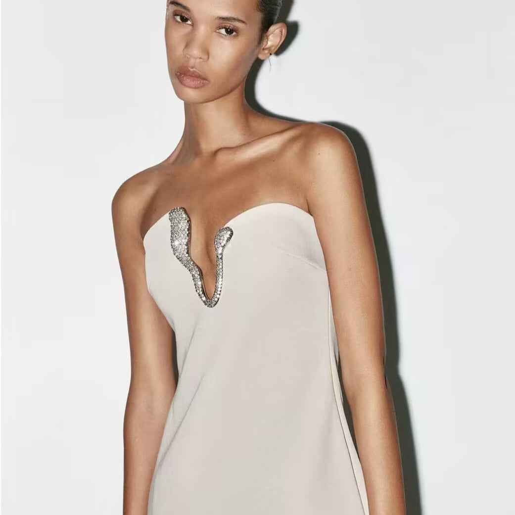 Vestido Curto Feminino Tomara que Caia Alfaiataria com Decote Jóia Strass – Eleonora
