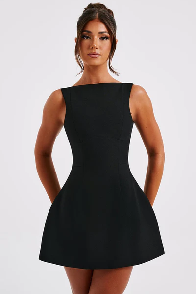 Vestido Curto Godê Preto com Decote Reto e Estrutura de Alta Costura – Aubusson - VIEUX OFICIAL