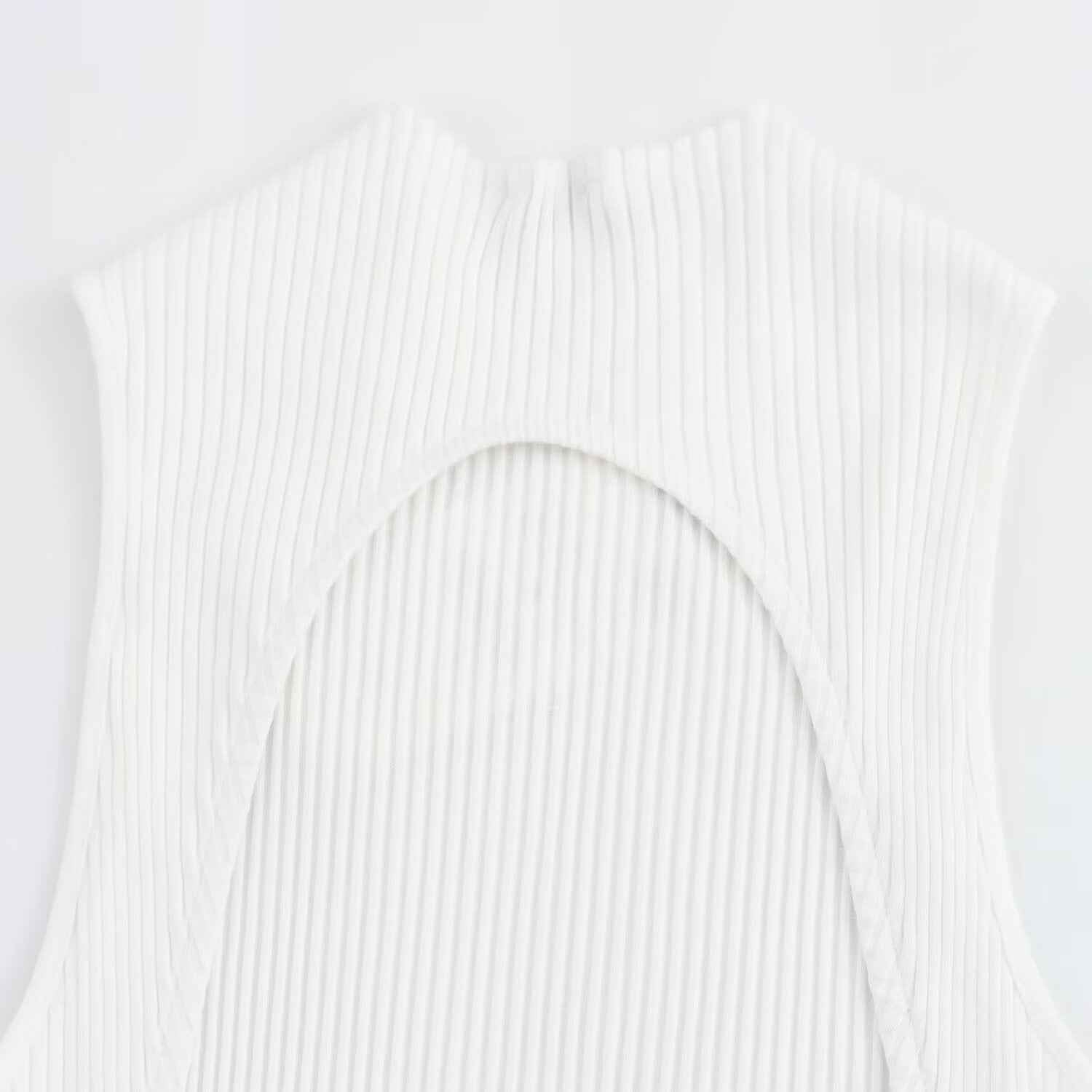 Vestido Curto Sem Manga em Tricot Canelado com Saia Godê de Alfaiataria – Béline VUE=IEUX OFICIAL