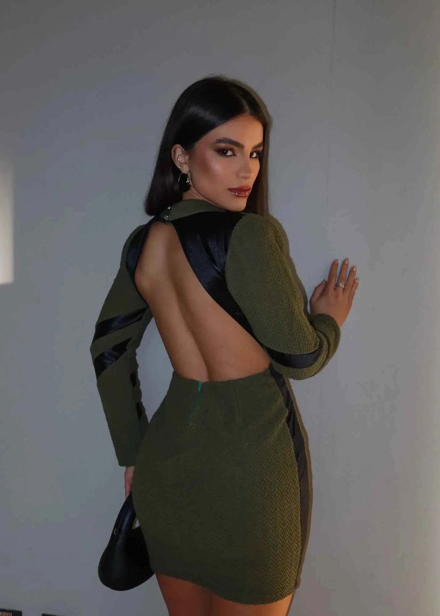 Vestido Pierre CurtoVestido Curto Tubinho de Malha com Drapeado Lateral, Gola Alta e Manga Longa – Pierre VIEUX OFICIAL