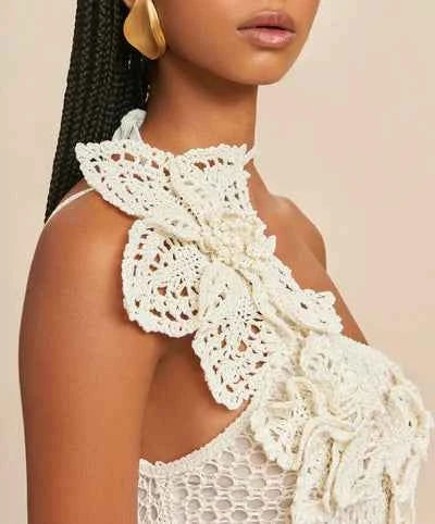 Vestido Curto de Crochê Artesanal com Aplicações Florais 3D em Um Ombro Só – Rivière - VIEUX OFICIAL