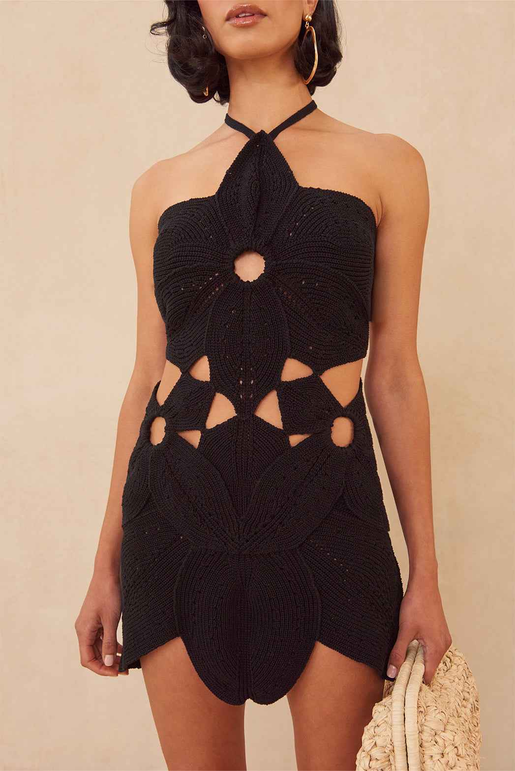 Vestido Curto de Crochê com Recortes Vazados e Flor 3D no Decote Halter – Charrier - VIEUX OFICIAL
