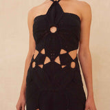 Vestido Curto de Crochê com Recortes Vazados e Flor 3D no Decote Halter – Charrier - VIEUX OFICIAL