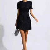 Vestido Curto de Festa em Jacquard Floral com Brilho e Ombros Estruturados – Astrid VIEUX OFICIAL