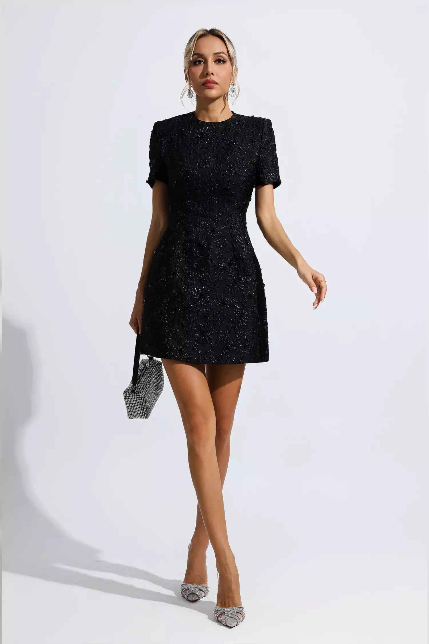 Vestido Curto de Festa em Jacquard Floral com Brilho e Ombros Estruturados – Astrid VIEUX OFICIAL