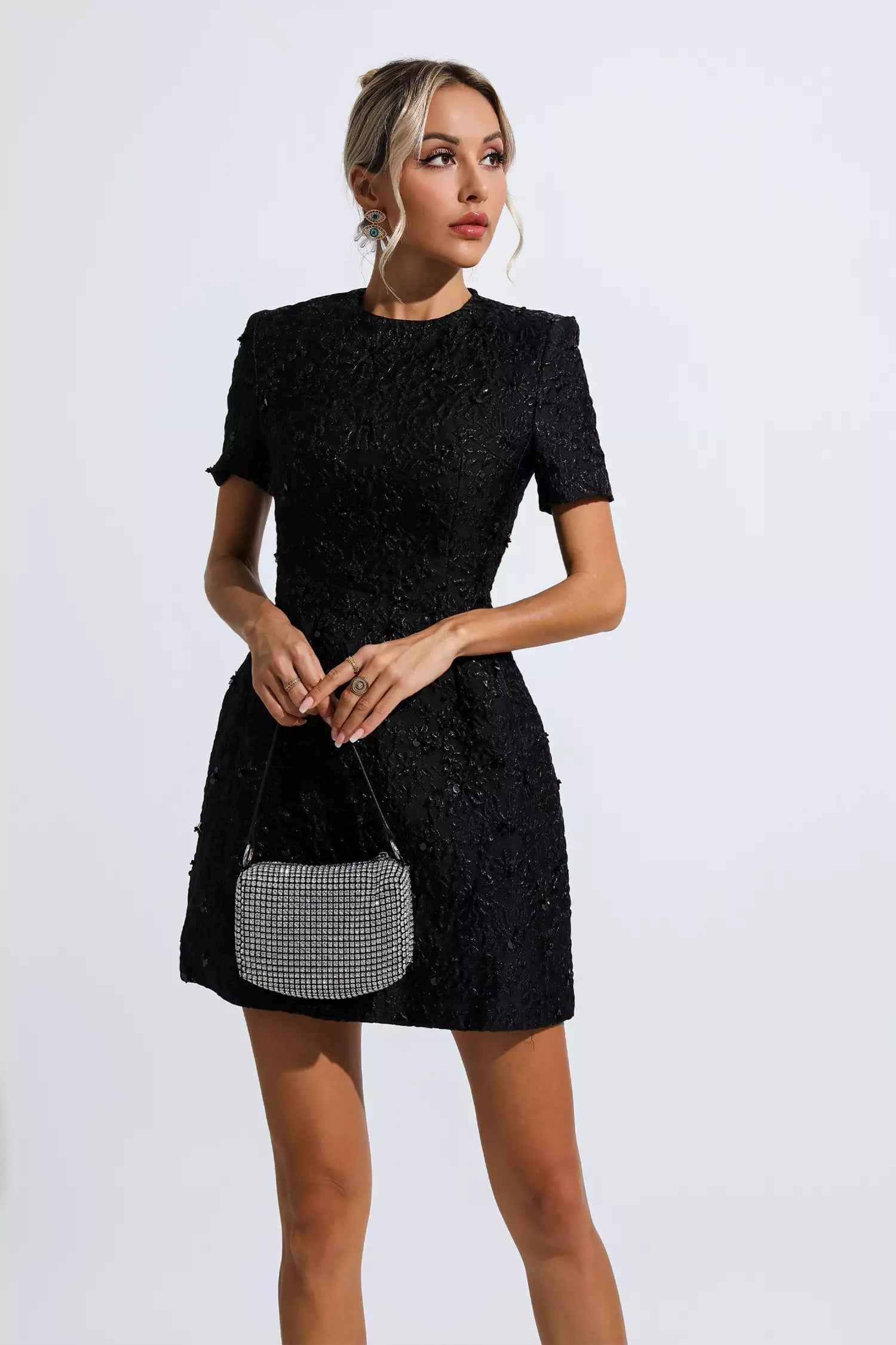 Vestido Curto de Festa em Jacquard Floral com Brilho e Ombros Estruturados – Astrid VIEUX OFICIAL