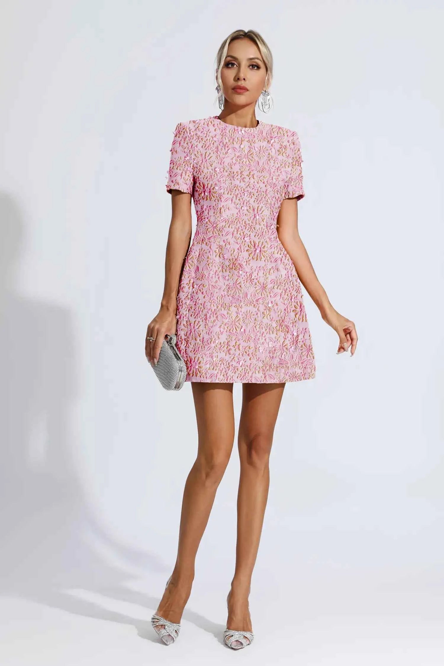Vestido Curto de Festa em Jacquard Floral com Brilho e Ombros Estruturados – Astrid VIEUX OFICIAL