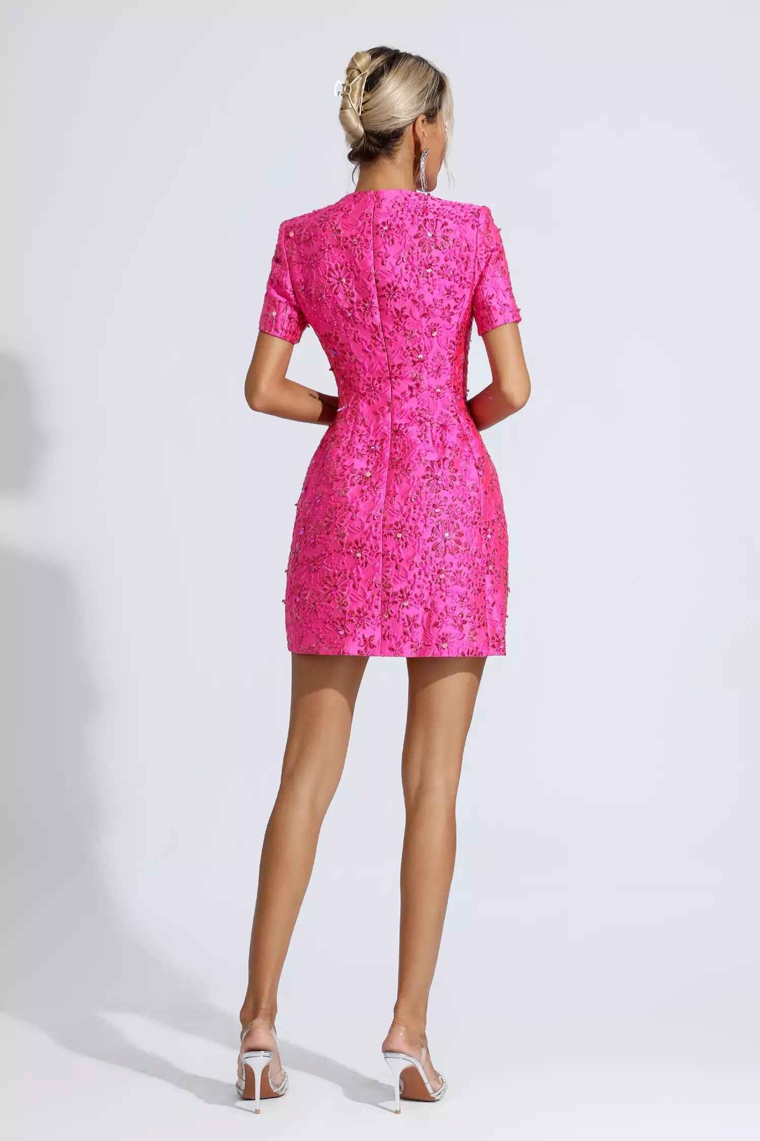 Vestido Curto de Festa em Jacquard Floral com Brilho e Ombros Estruturados – Astrid VIEUX OFICIAL