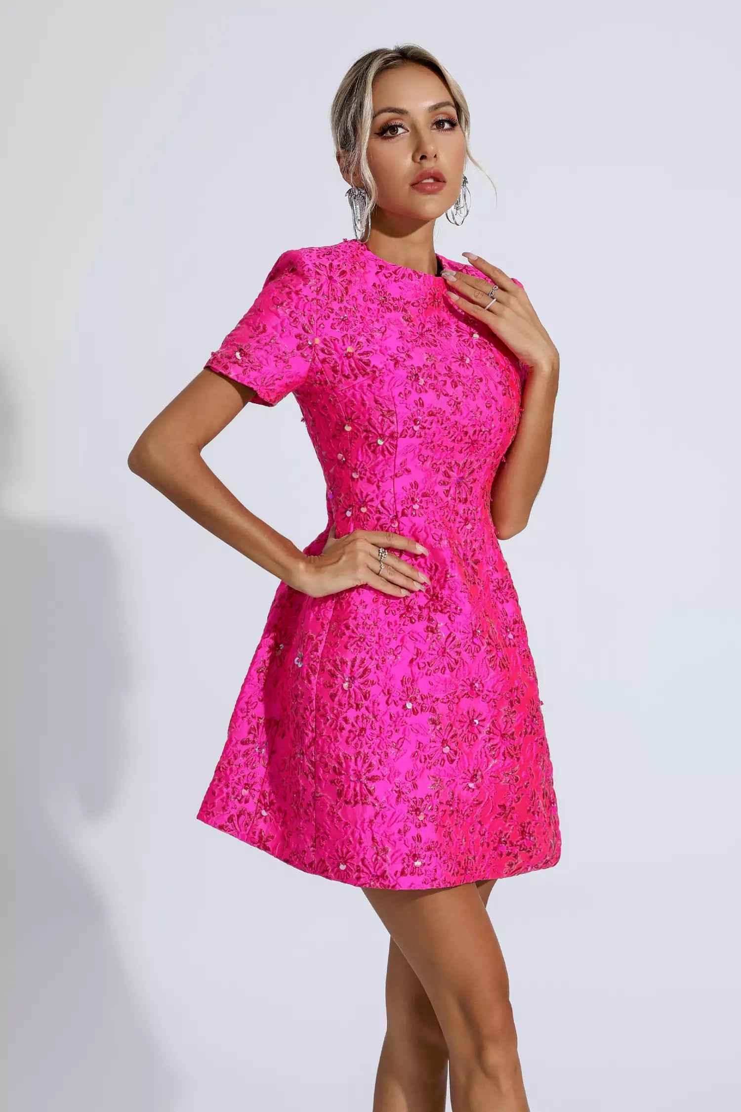 Vestido Curto de Festa em Jacquard Floral com Brilho e Ombros Estruturados – Astrid VIEUX OFICIAL