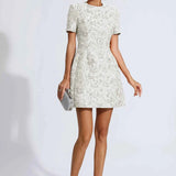 Vestido Curto de Festa em Jacquard Floral com Brilho e Ombros Estruturados – Astrid VIEUX OFICIAL