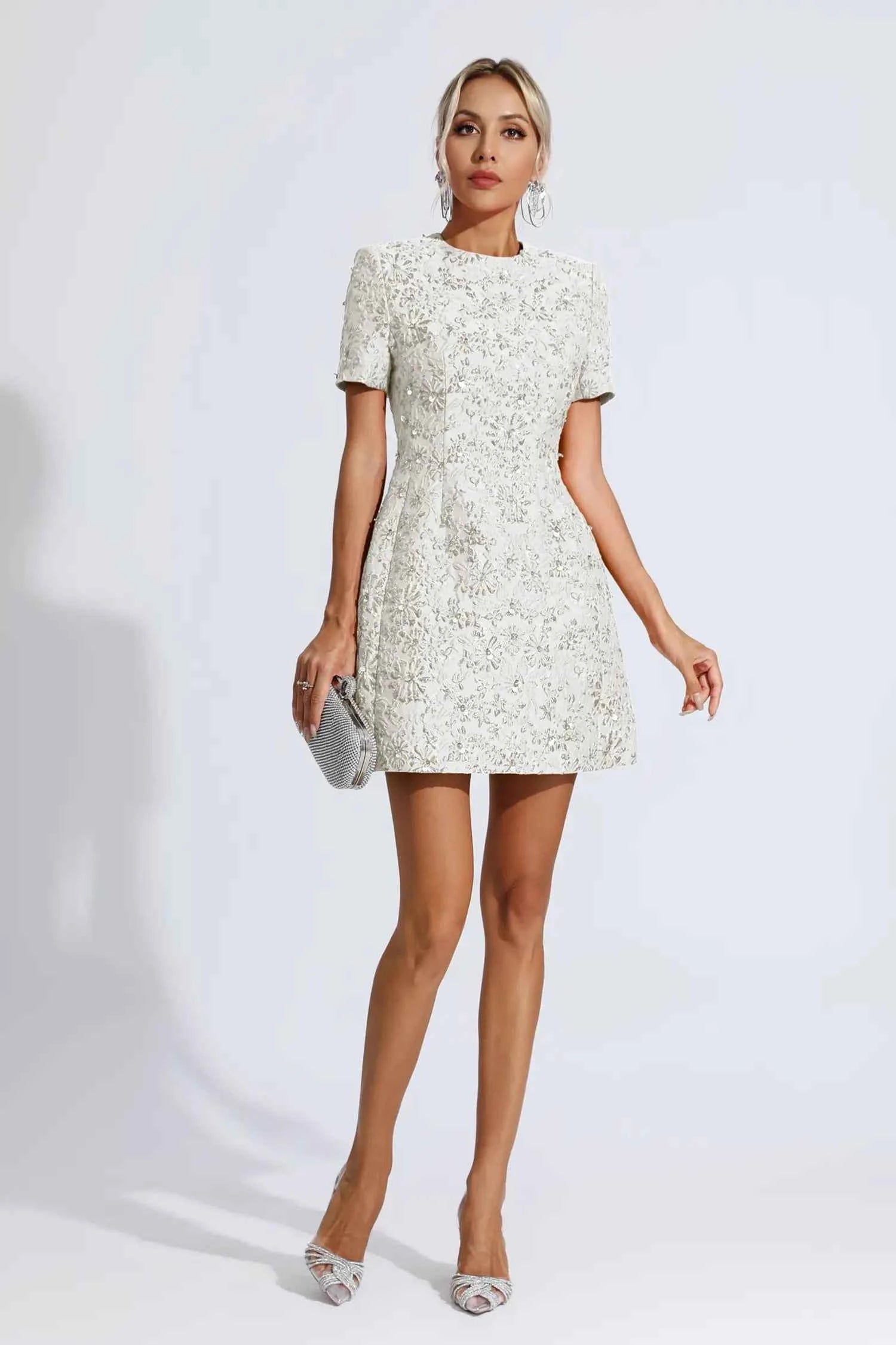 Vestido Curto de Festa em Jacquard Floral com Brilho e Ombros Estruturados – Astrid VIEUX OFICIAL