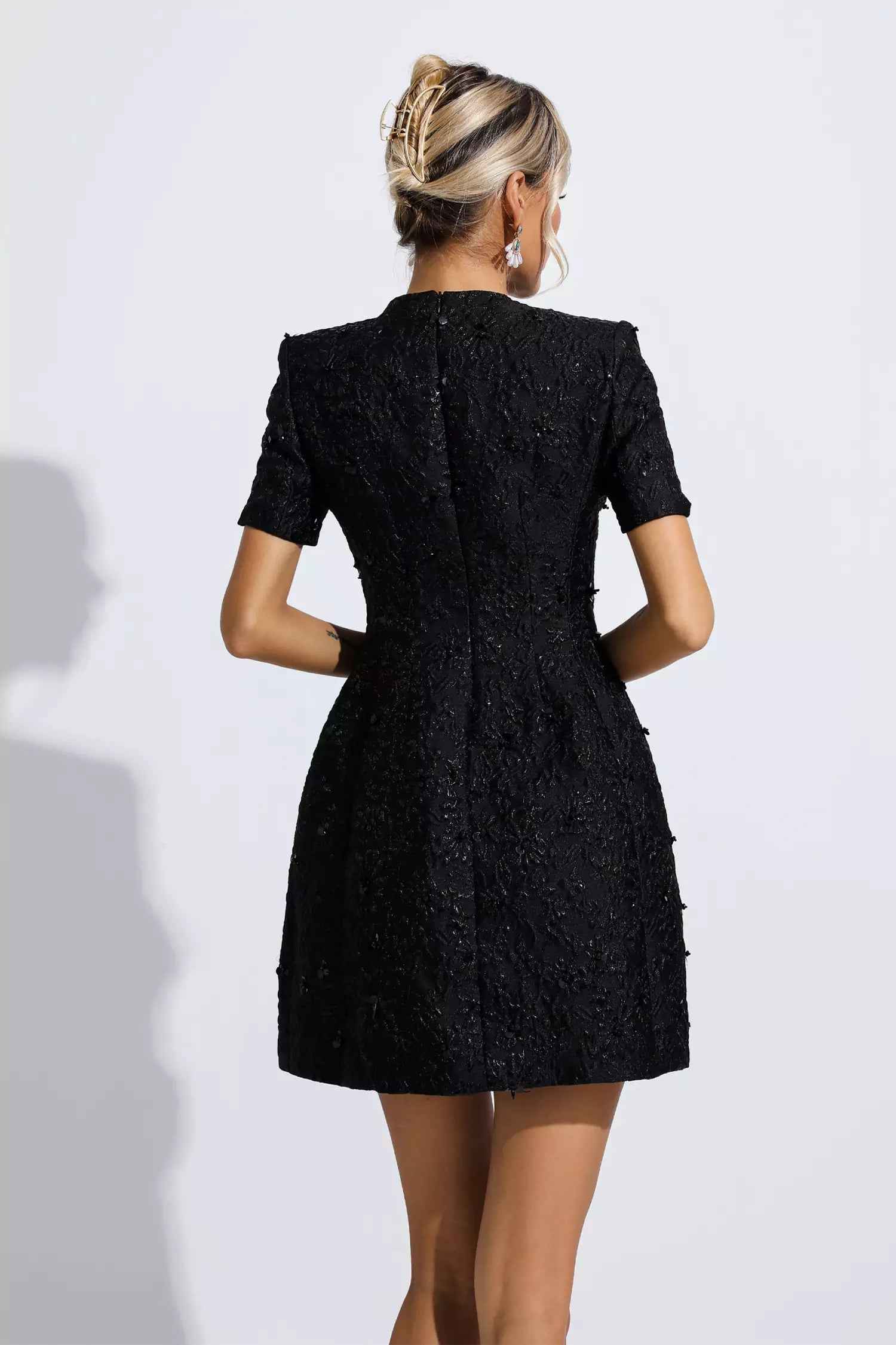 Vestido Curto de Festa em Jacquard Floral com Brilho e Ombros Estruturados – Astrid VIEUX OFICIAL