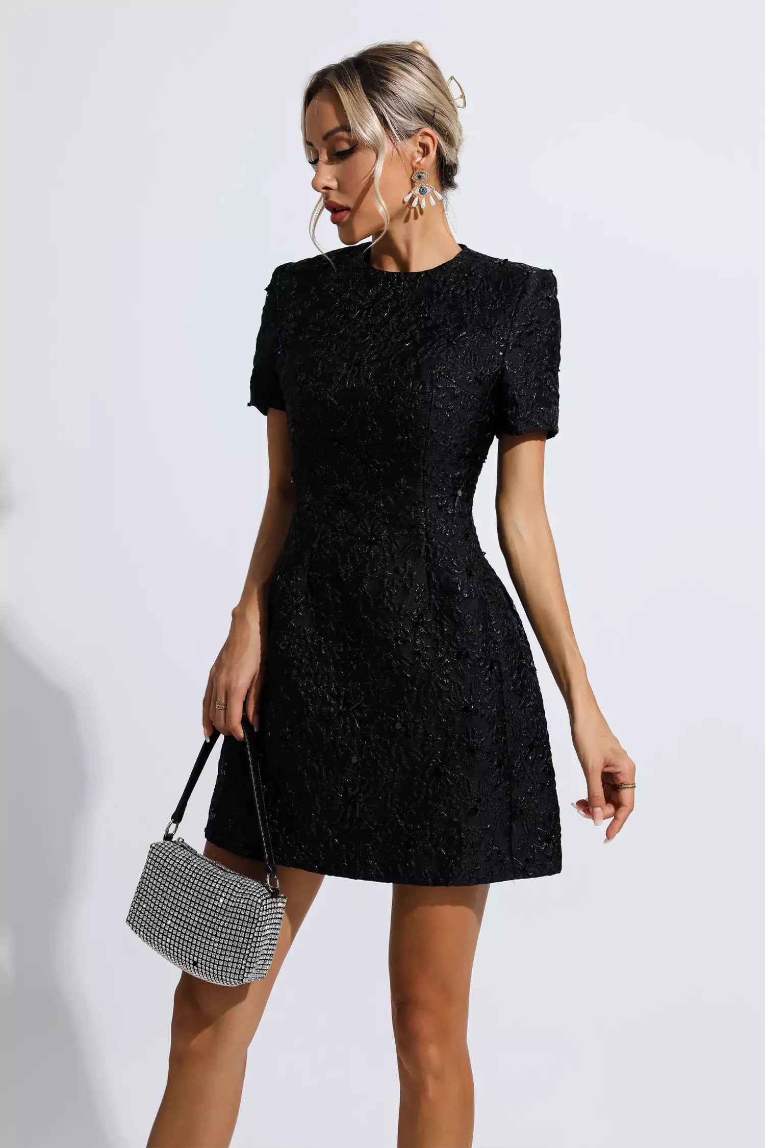 Vestido Curto de Festa em Jacquard Floral com Brilho e Ombros Estruturados – Astrid VIEUX OFICIAL