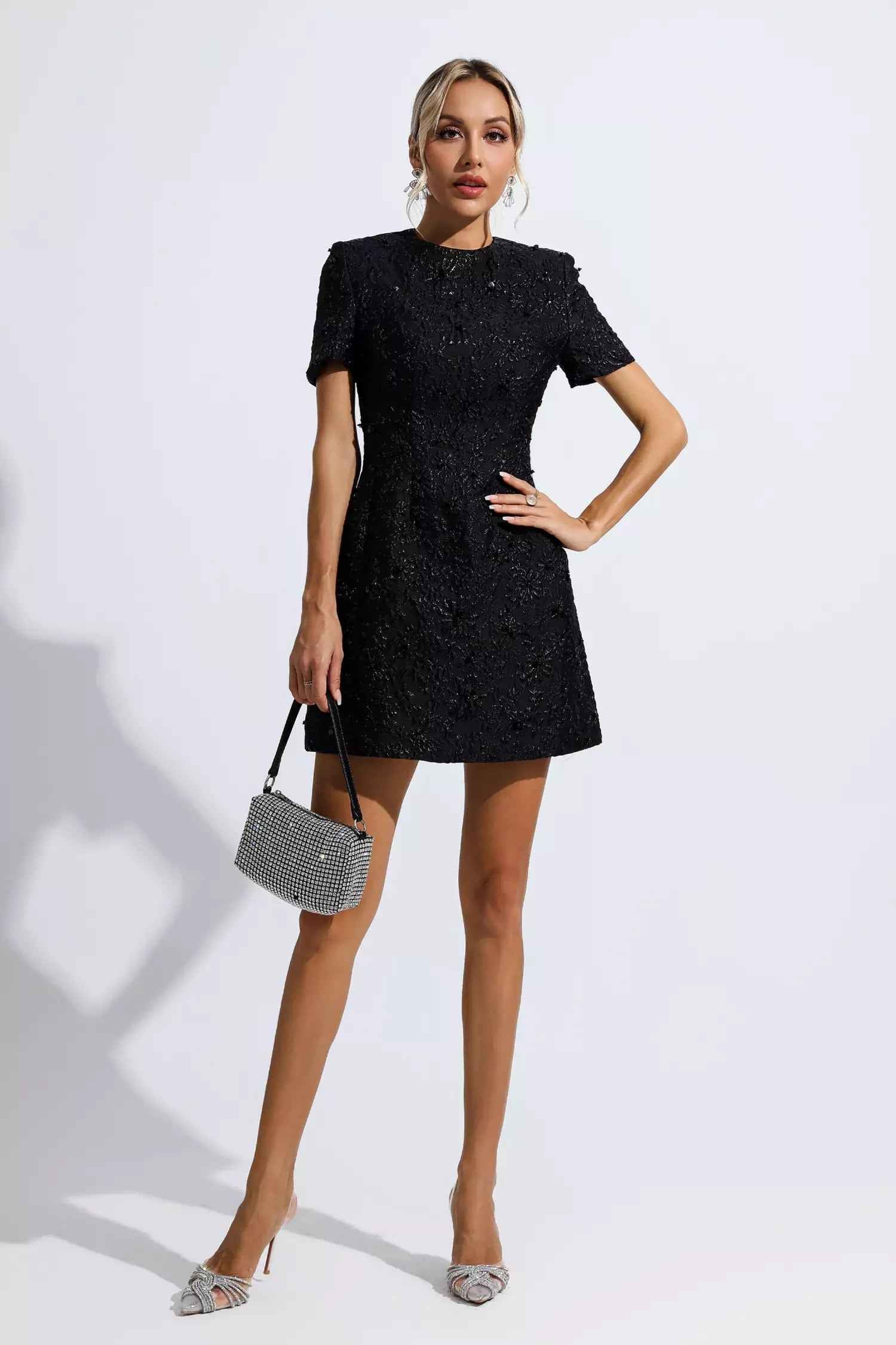 Vestido Curto de Festa em Jacquard Floral com Brilho e Ombros Estruturados – Astrid VIEUX OFICIAL
