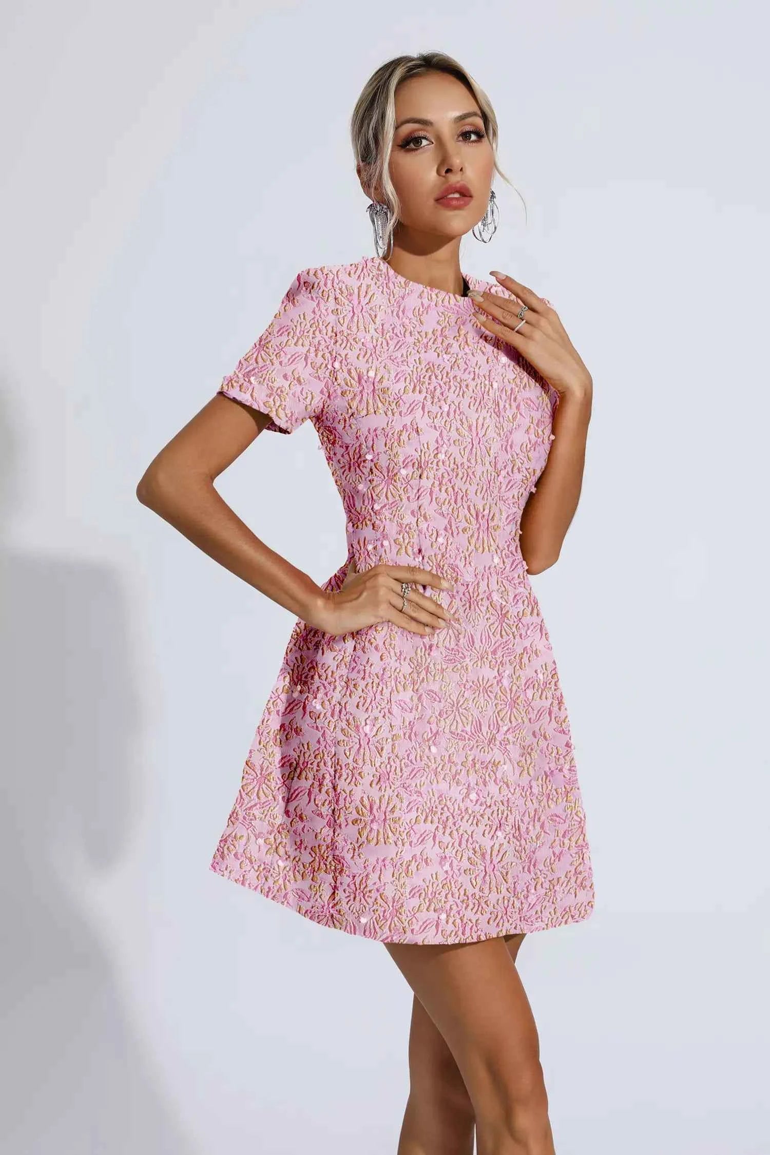 Vestido Curto de Festa em Jacquard Floral com Brilho e Ombros Estruturados – Astrid VIEUX OFICIAL