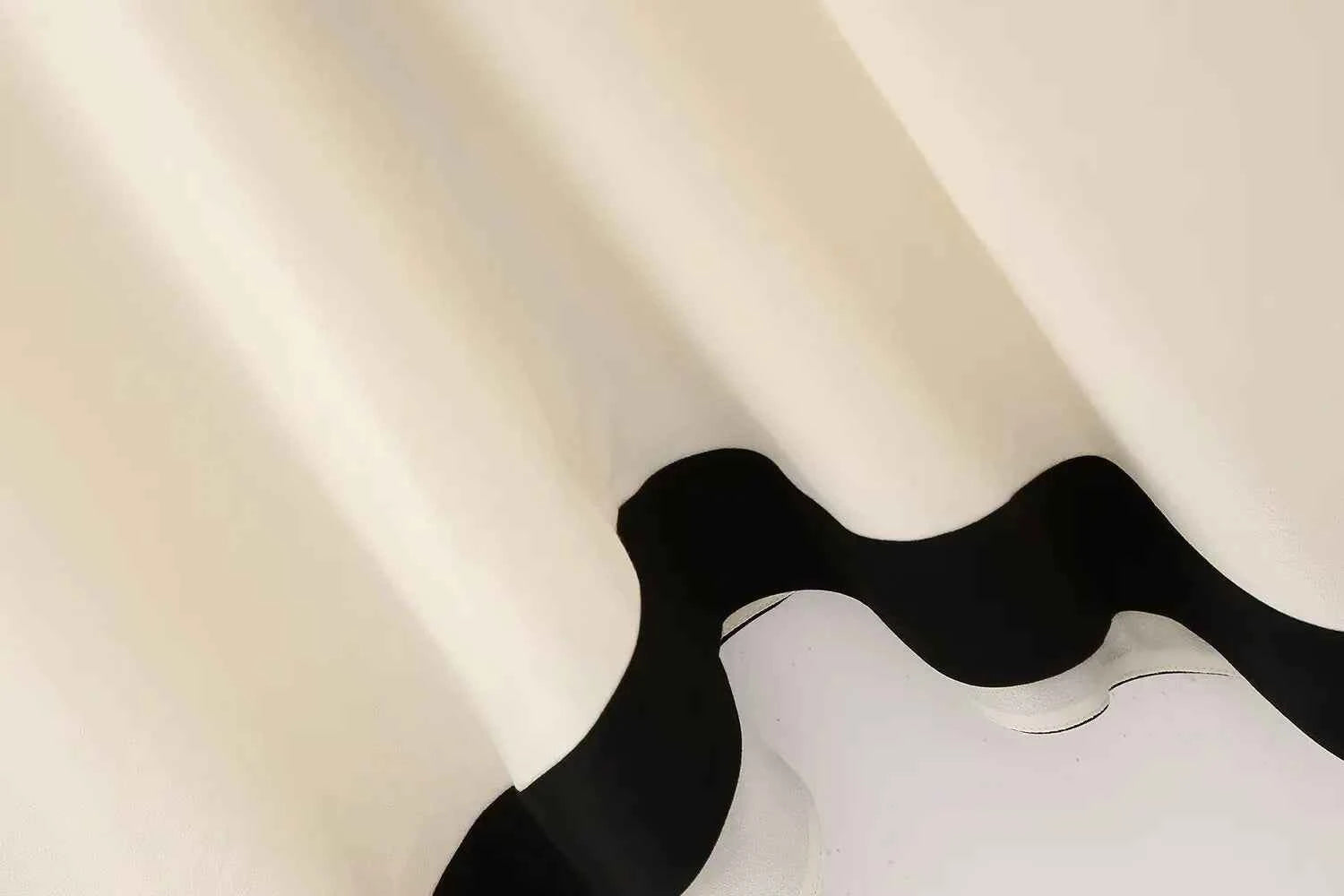 Vestido Longo Branco com Detalhes em Preto de Alcinha – Durieux - VIEUX OFICIAL