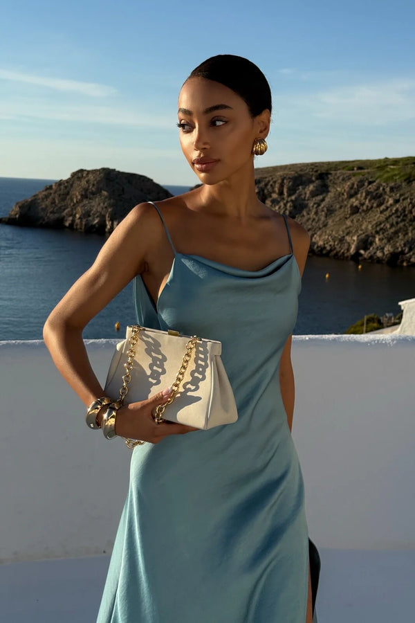 Vestido Feminino Curto Bordado com Pérolas e Decote Profundo – Vaucaire VIEUX OFICIAL