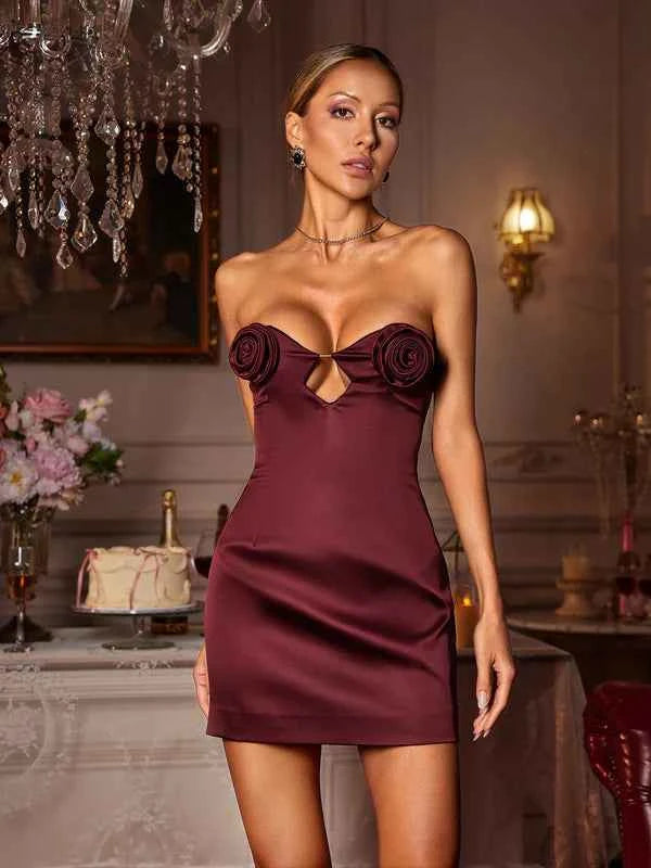 Vestido Curto de Festa Tomara que Caia com Apliques Florais 3D em Rosas – Lacombe - VIEUX OFICIAL