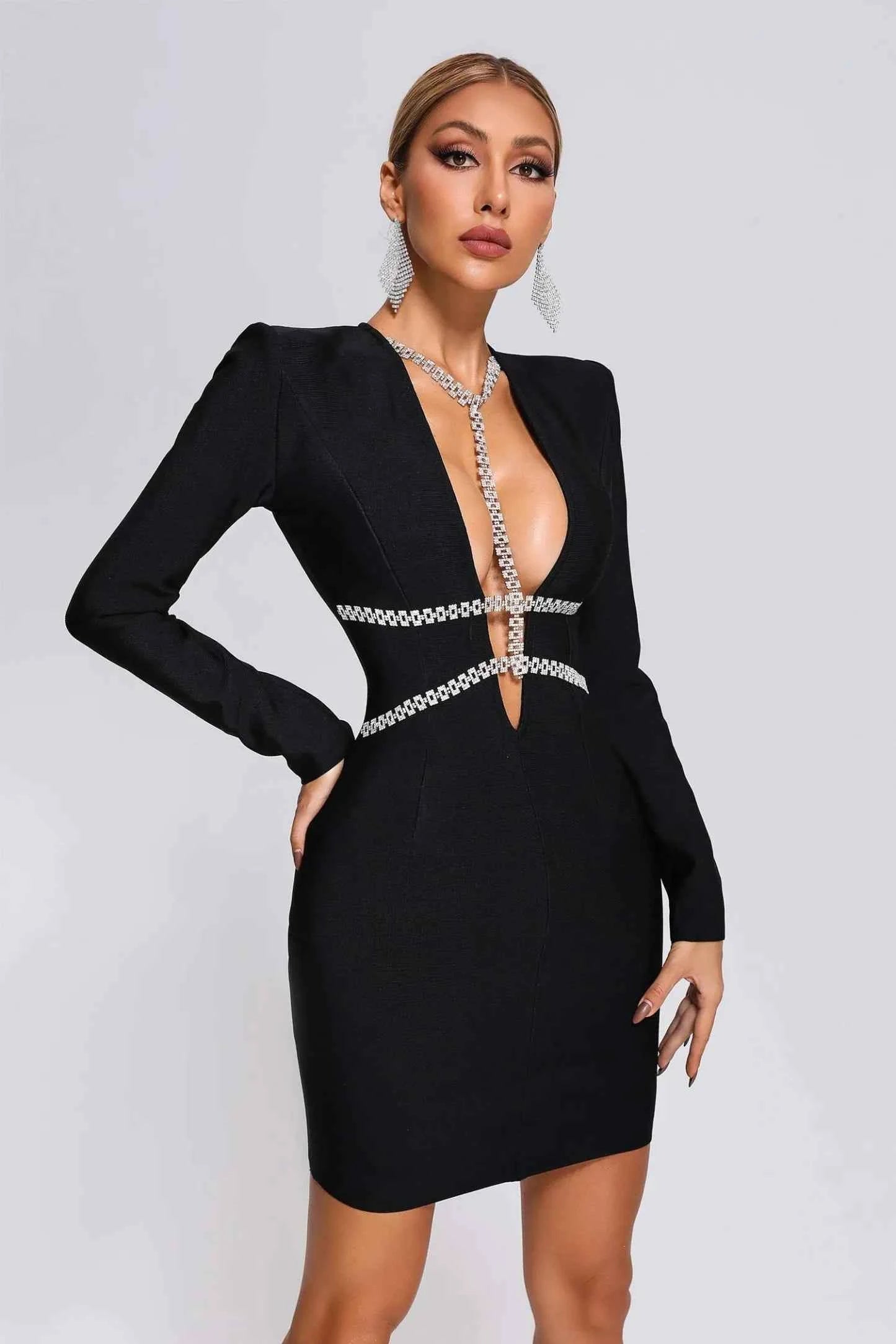 Vestido Curto de Festa Preto com Decote Profundo e Detalhes em Cristais – Le Mans - VIEUX OFICIAL