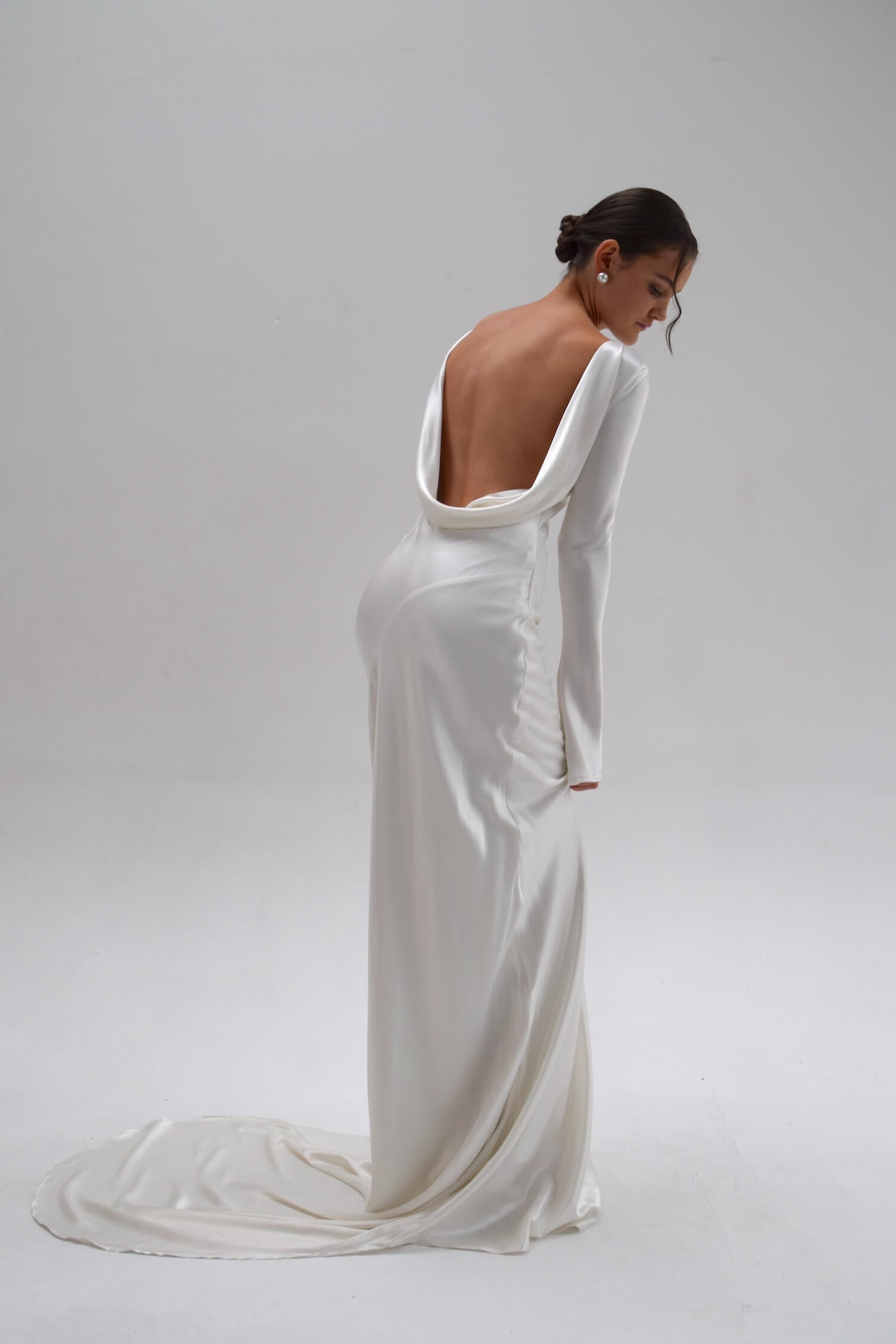 Vestido de festa minimalista luxuoso com cauda Lysandra VIEUX OFICIAL