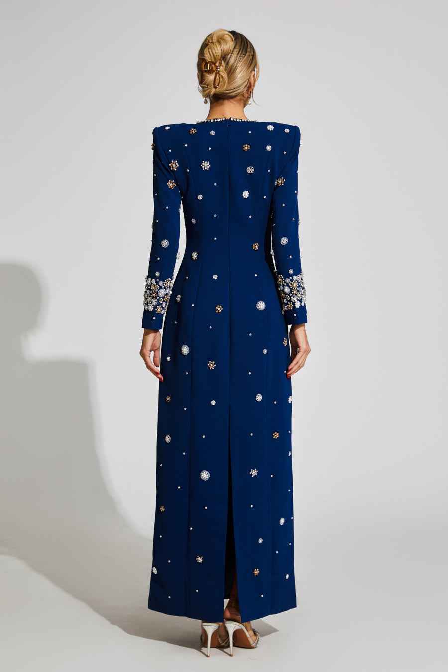 Vestido Longo Azul de Festa com Manga Longa e Bordado de Cristais – Coupole