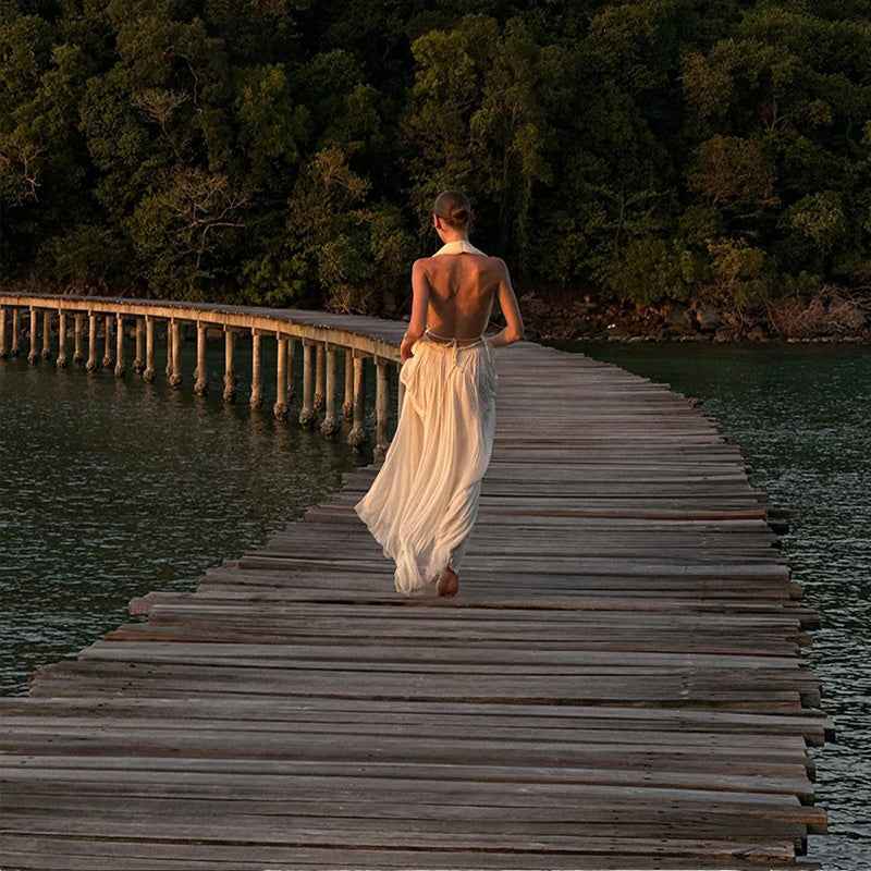 Vestido Longo Branco de Tule Plissado com Decote Profundo Transpassado – Chapdelaine