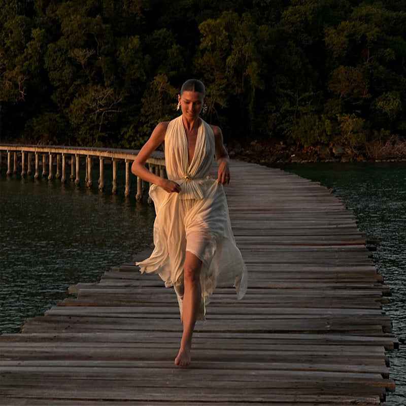 Vestido Longo Branco de Tule Plissado com Decote Profundo Transpassado – Chapdelaine VIEUX OFICIAL