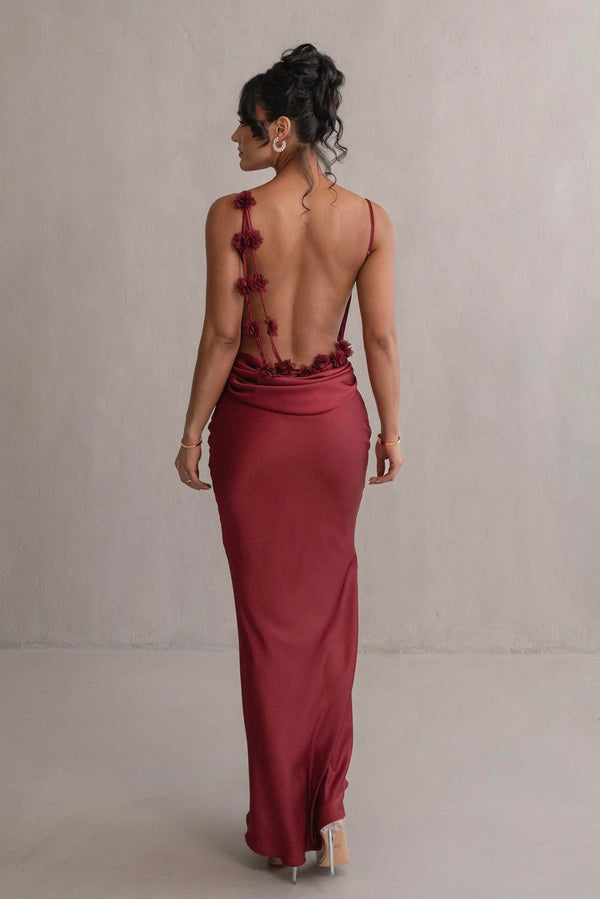 Vestido longo de cetim vermelho com decote degagê e costas abertas Rêve VIEUX OFICIAL