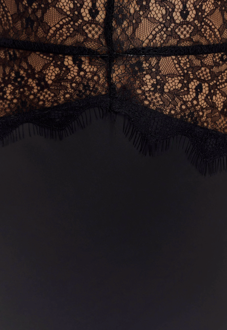 Vestido Longo de Cetim com Recorte em Renda e Frente Única – Désir