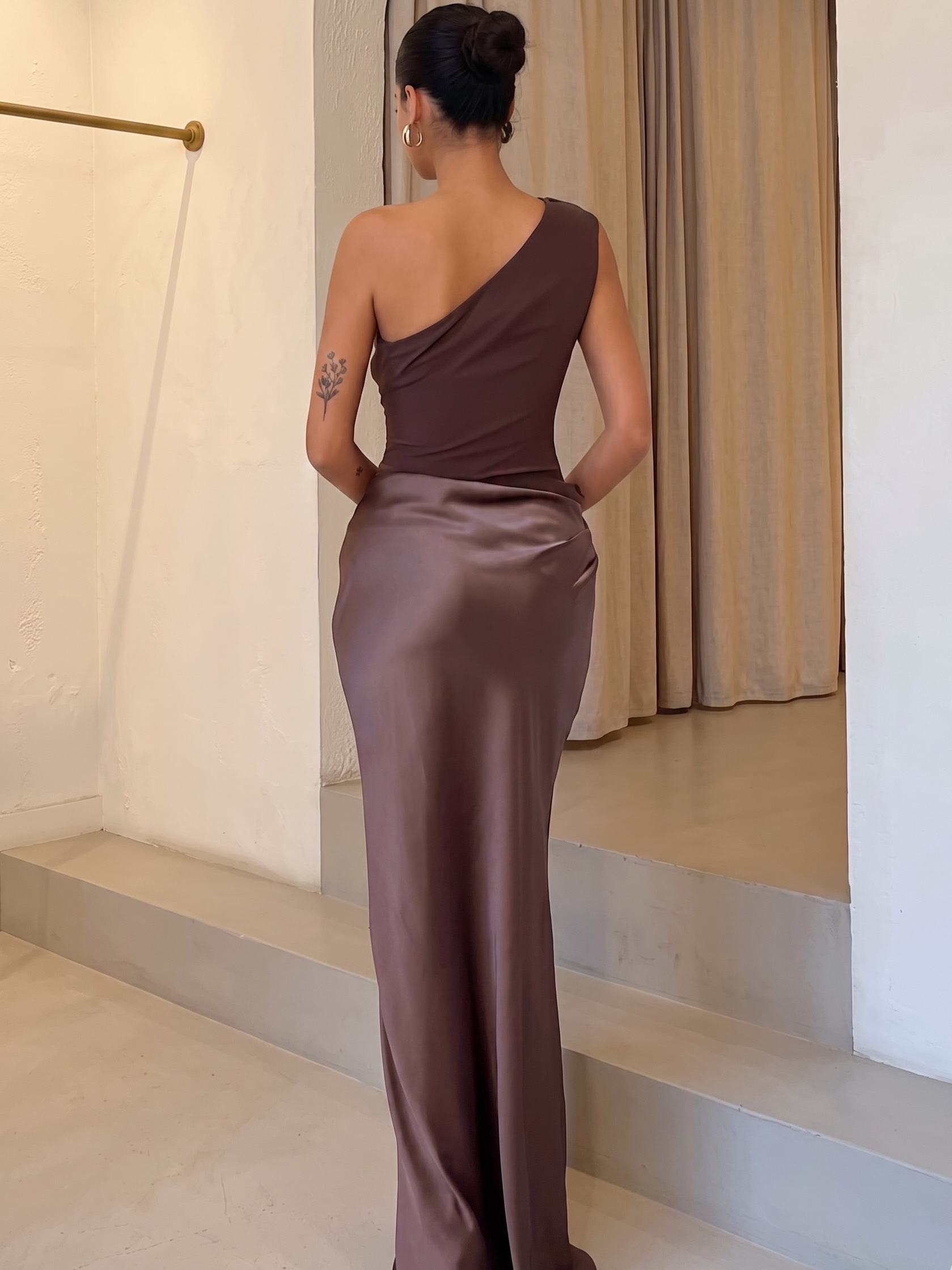 Vestido longo acetinado um ombro só com drapeado escultural Valérie VIEUX OFICIAL