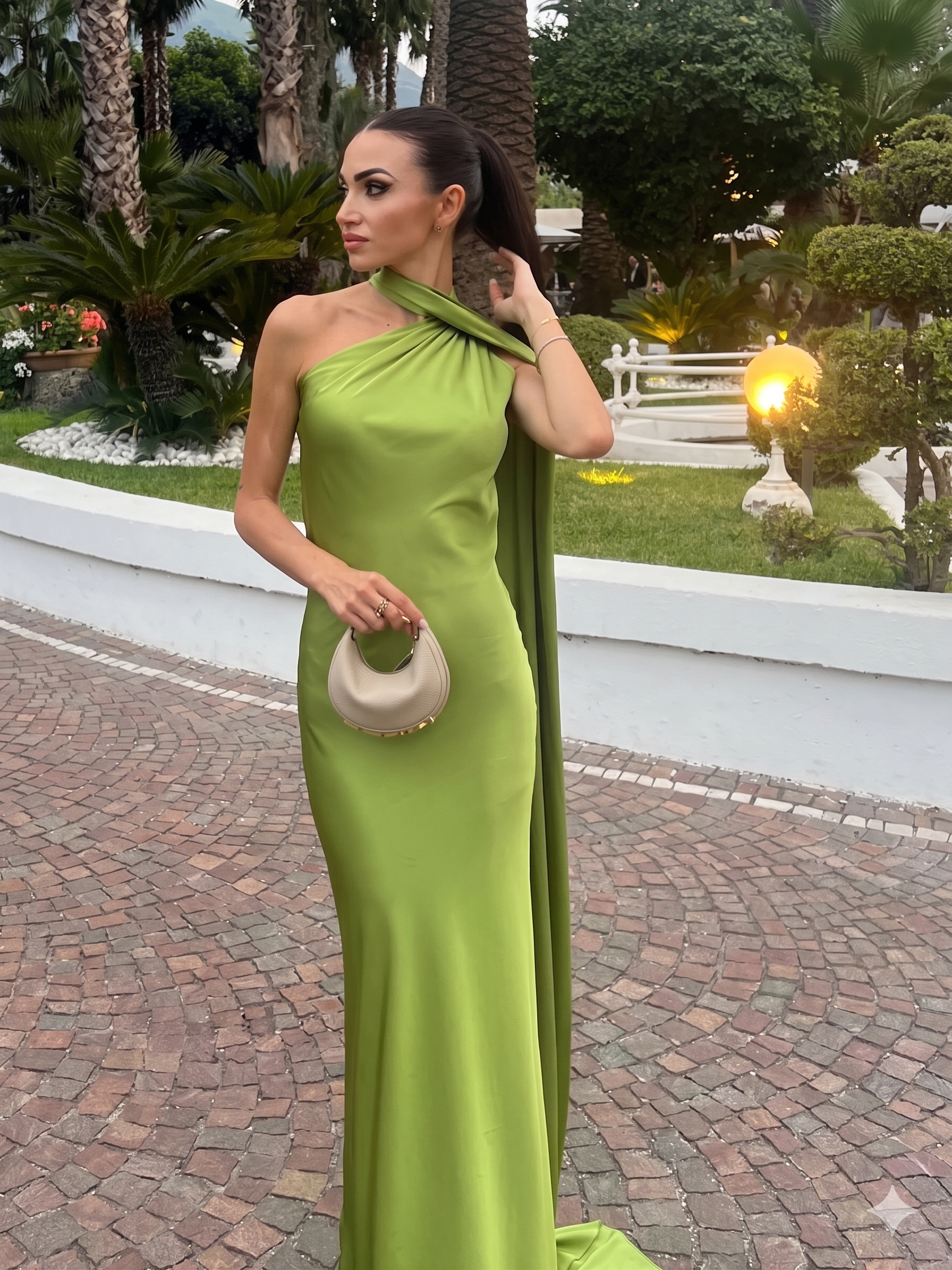 Vestido longo de festa em cetim verde com echarpe fluida Solstice VIEUX OFICIAL