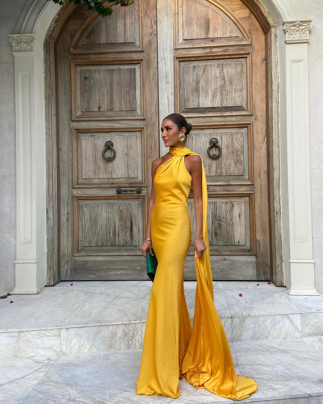 Vestido longo de festa em cetim preto com echarpe Solstice VIEUX OFICIAL