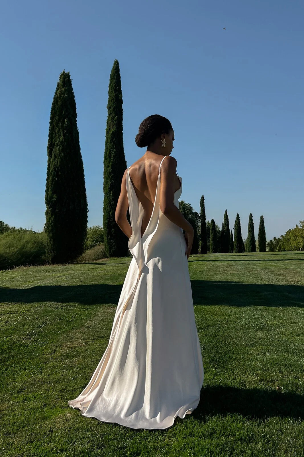 Vestido Longo de Festa em Cetim com Fenda Lateral e Decote Drapeado Feminino – VIENE