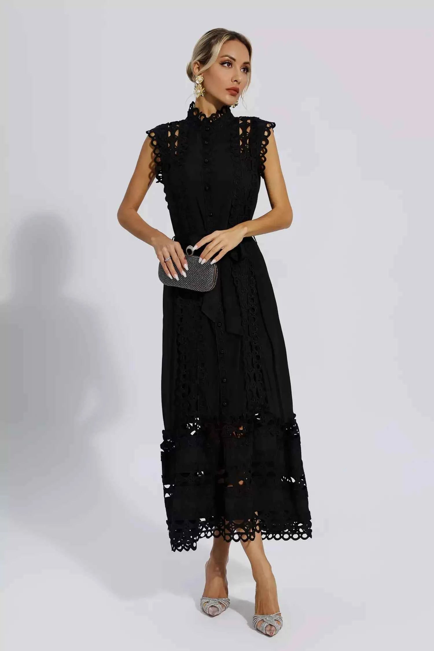 Vestido Longo de Renda Bordada com Botões Frontais e Cintura Ajustada – Noelle VIEUX OFICIAL