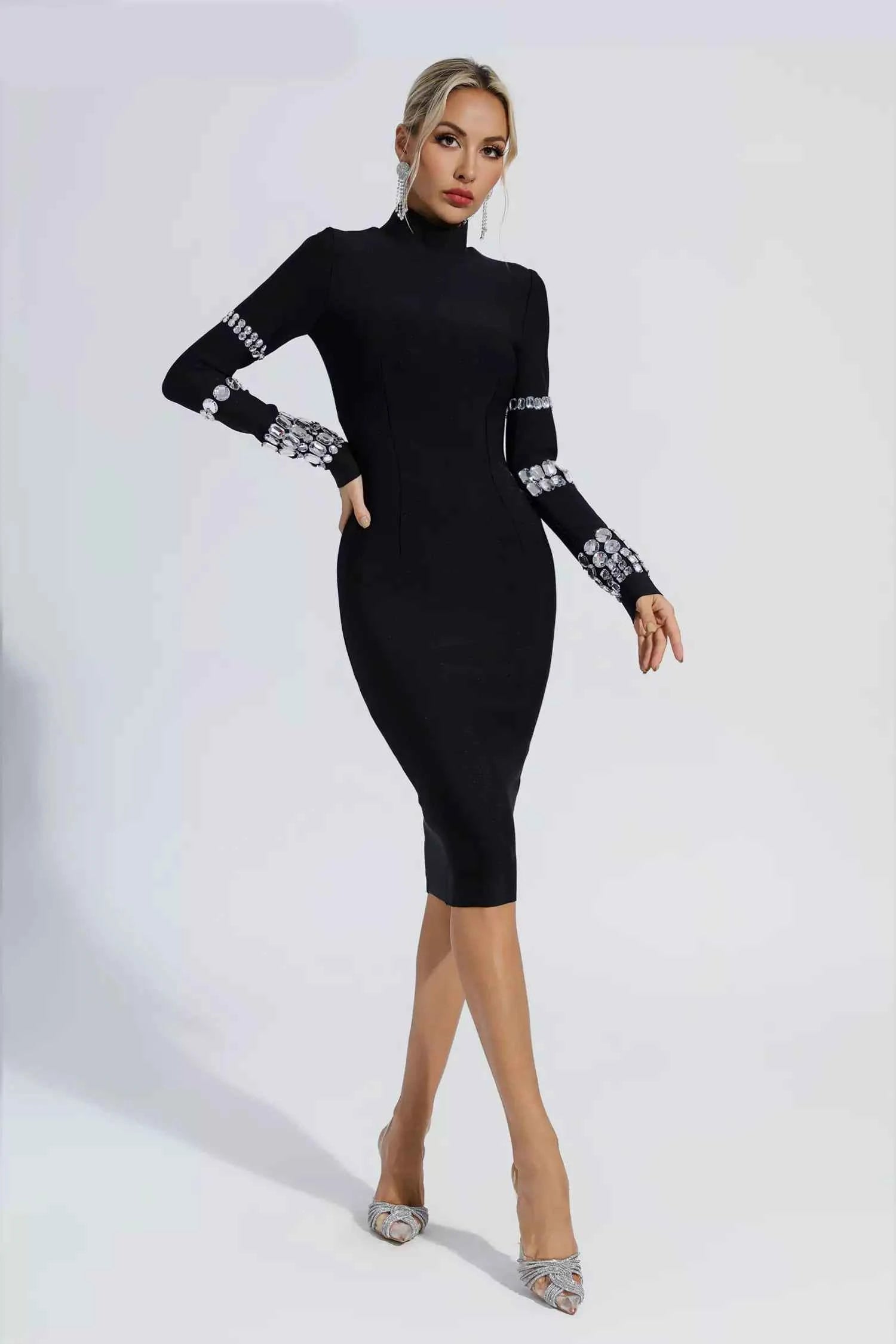 Vestido Midi Preto de Festa Justo com Gola Alta e Aplicações de Pedrarias Prateadas – Respire - VIEUX OFICIAL