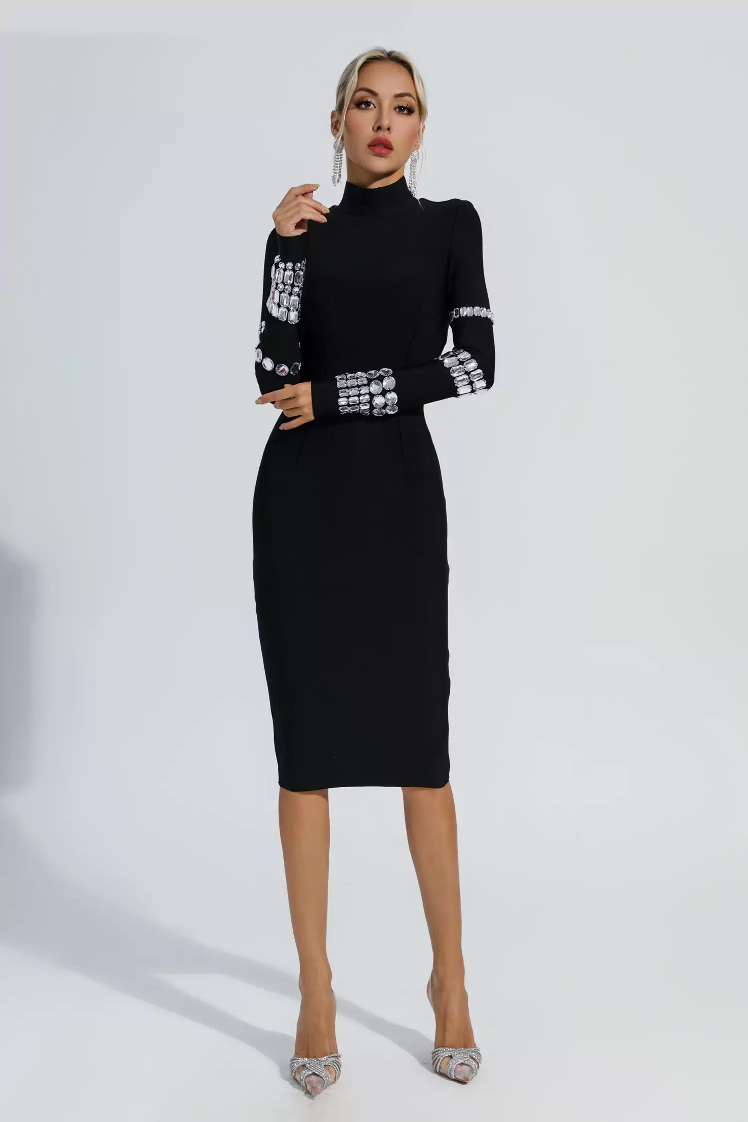 Vestido Midi Preto de Festa Justo com Gola Alta e Aplicações de Pedrarias Prateadas – Respire - VIEUX OFICIAL