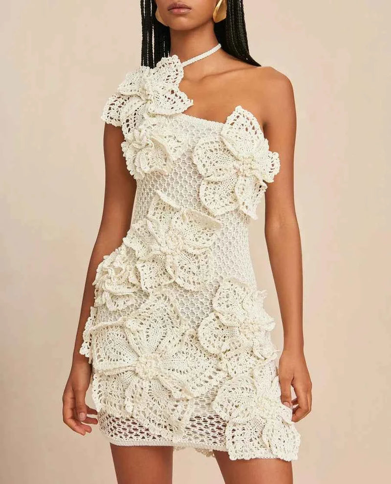 Vestido curto de crochê artesanal com aplicações florais 3D em um ombro só off-white Rivière VIEUX OFICIAL