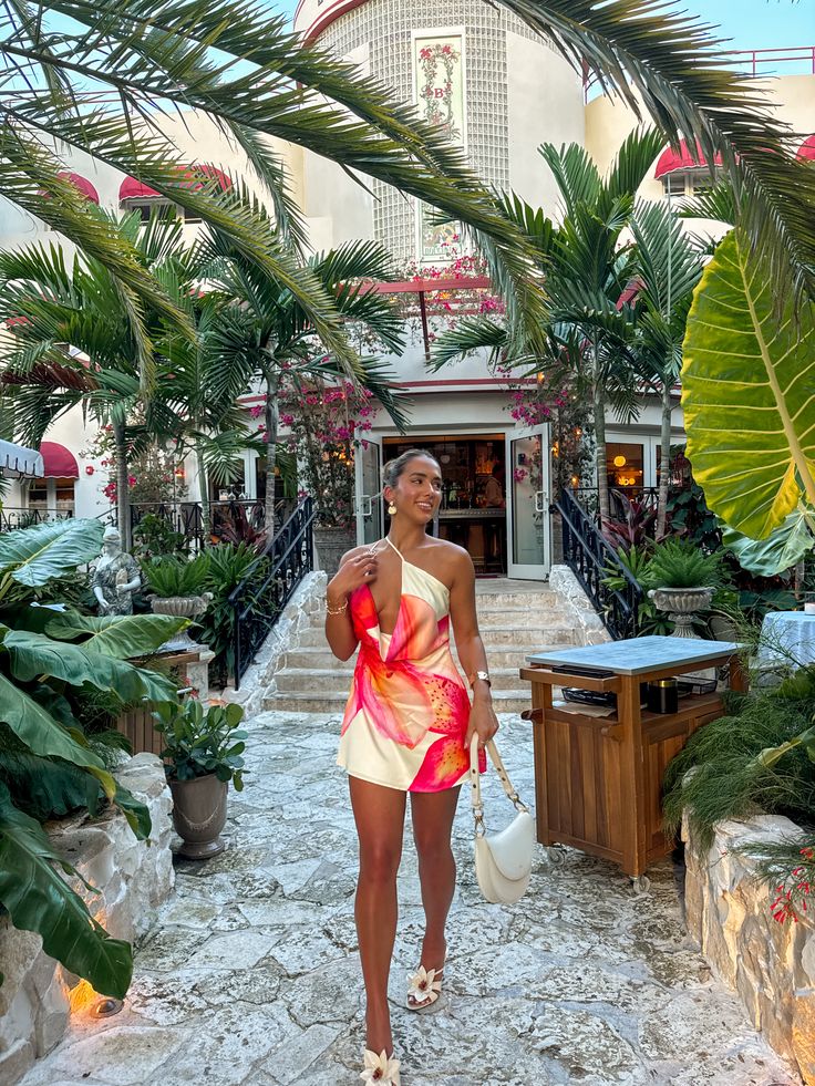 Vestido de Festa Curto Assimétrico com Estampa Maxi Floral e Decote Degagê – Corail VIEUX OFICIAL