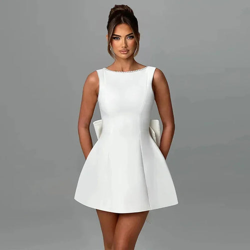 Vestido curto de festa estruturado com maxi laço nas costas e pérolas branco Cécile VIEUX OFICIAL