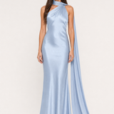Vestido longo de festa acetinado com gola halter e costas abertas – Aélis – azul nevoa frontal